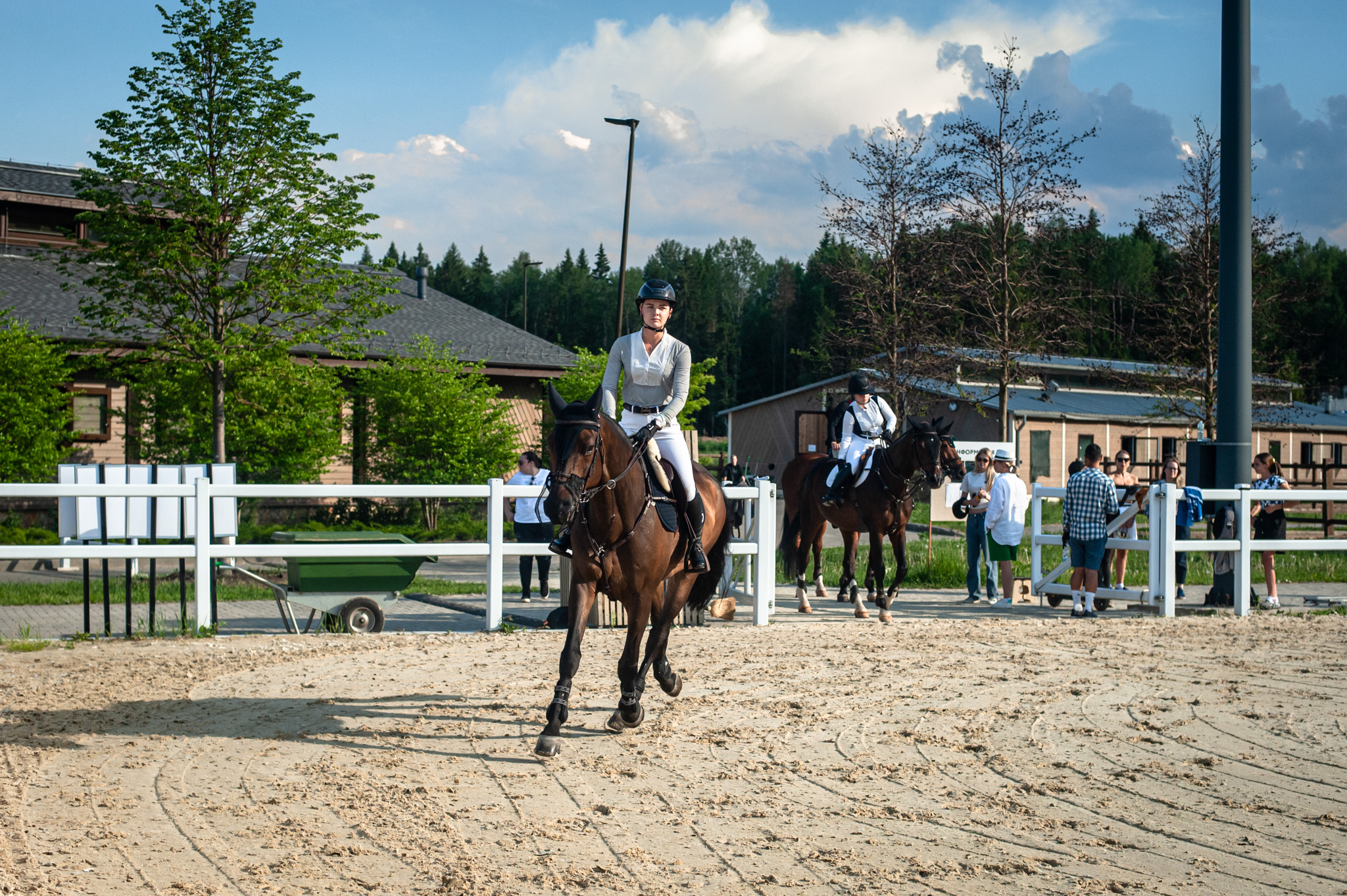 клуб emerald stables