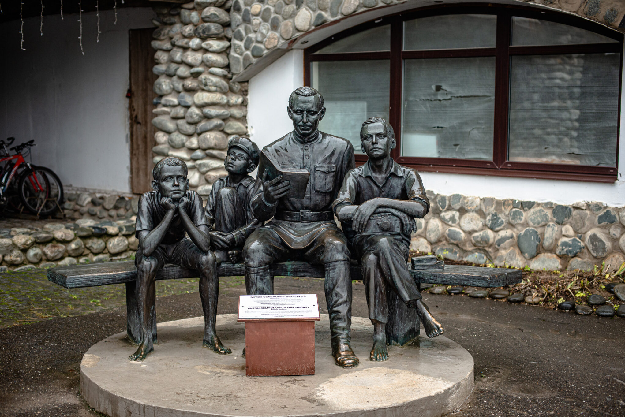 памятник макаренко