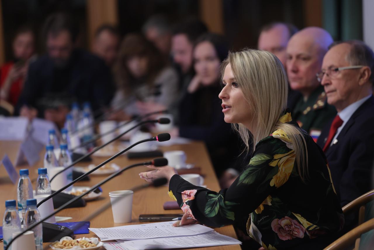 яна лантратова госдума