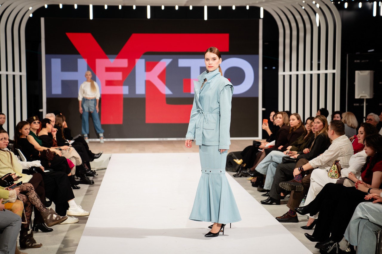 модное шоу на подиуме